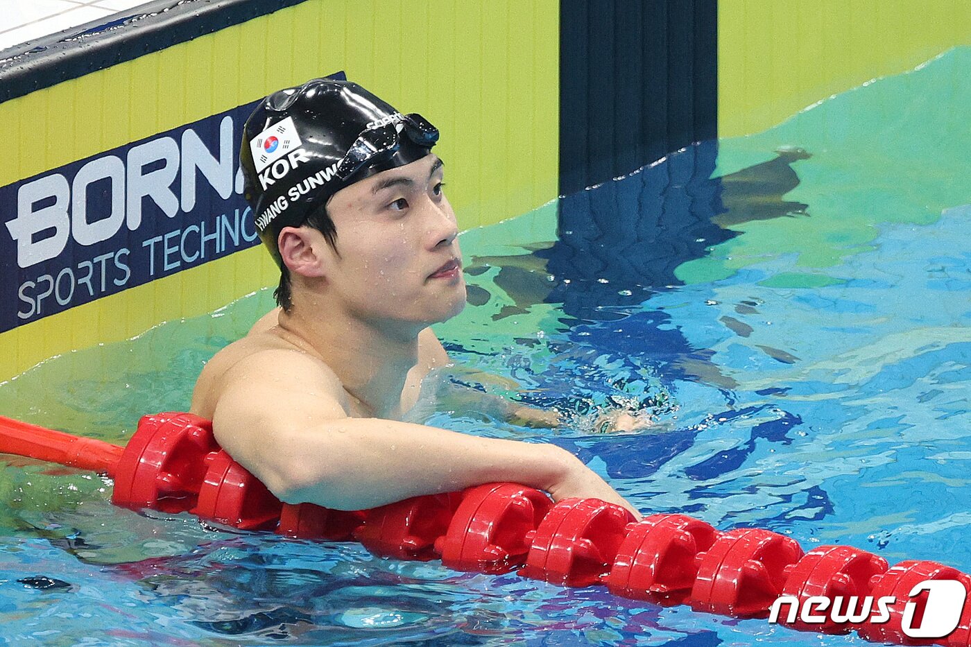 본문 이미지 - 황선우가 27일 중국 항저우 올림픽 스포츠센터 수영장에서 열린 2022 항저우 아시안게임 남자 자유형 200m 예선을 마친 후 기록을 확인하고 있다. 2023.9.27/뉴스1 ⓒ News1 신웅수 기자