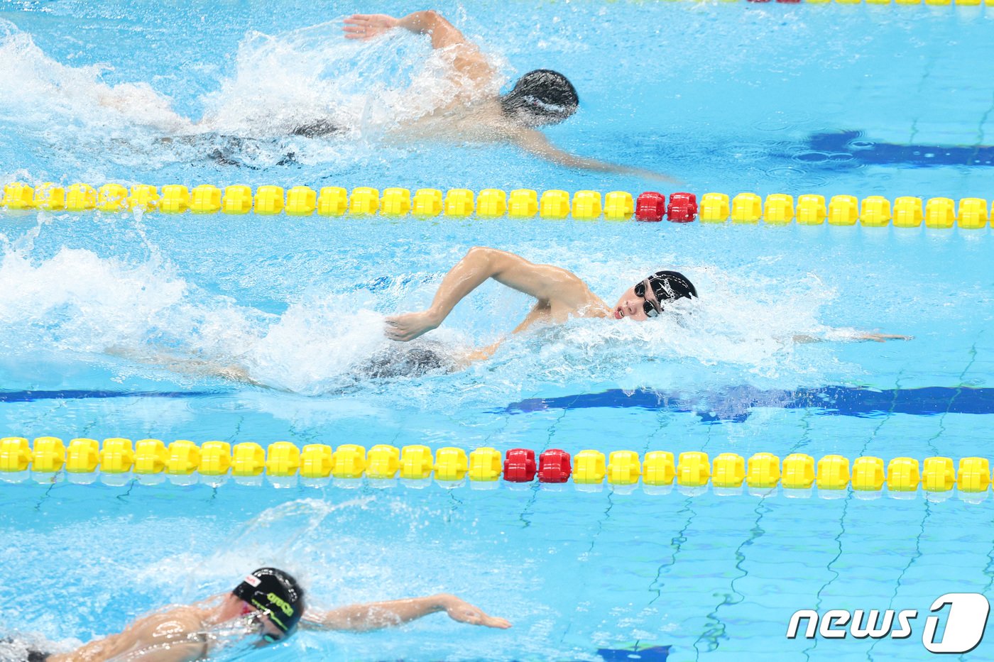 본문 이미지 - 황선우가 27일 중국 항저우 올림픽 스포츠센터 수영장에서 열린 2022 항저우 아시안게임 남자 자유형 200m 예선에서 역영하고 있다. 2023.9.27/뉴스1 ⓒ News1 신웅수 기자