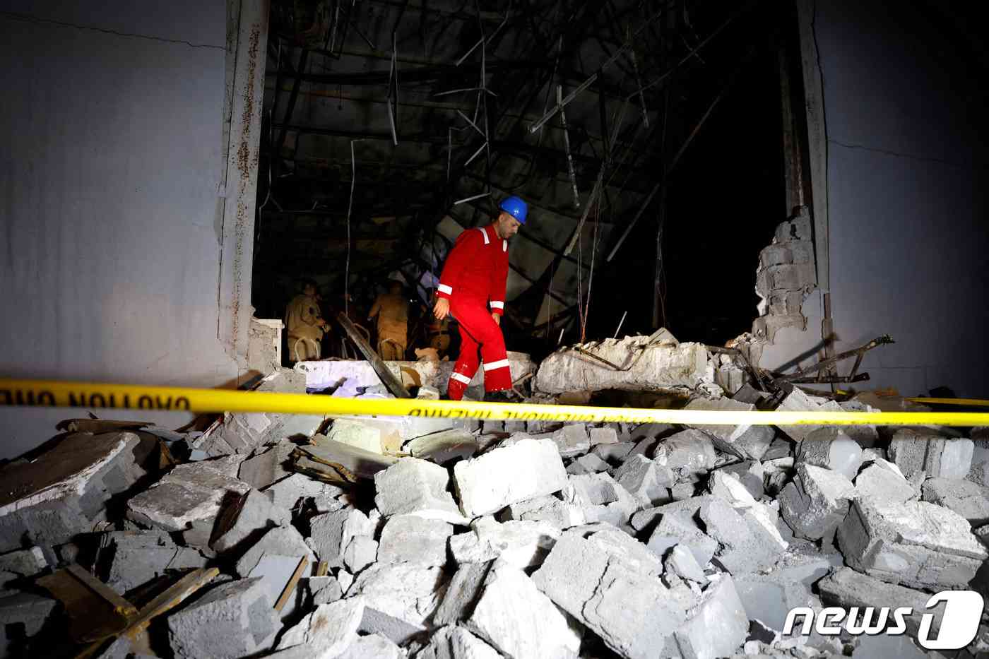 화재로 건물이 붕괴됐다. © 로이터=뉴스1 © News1 박형기 기자