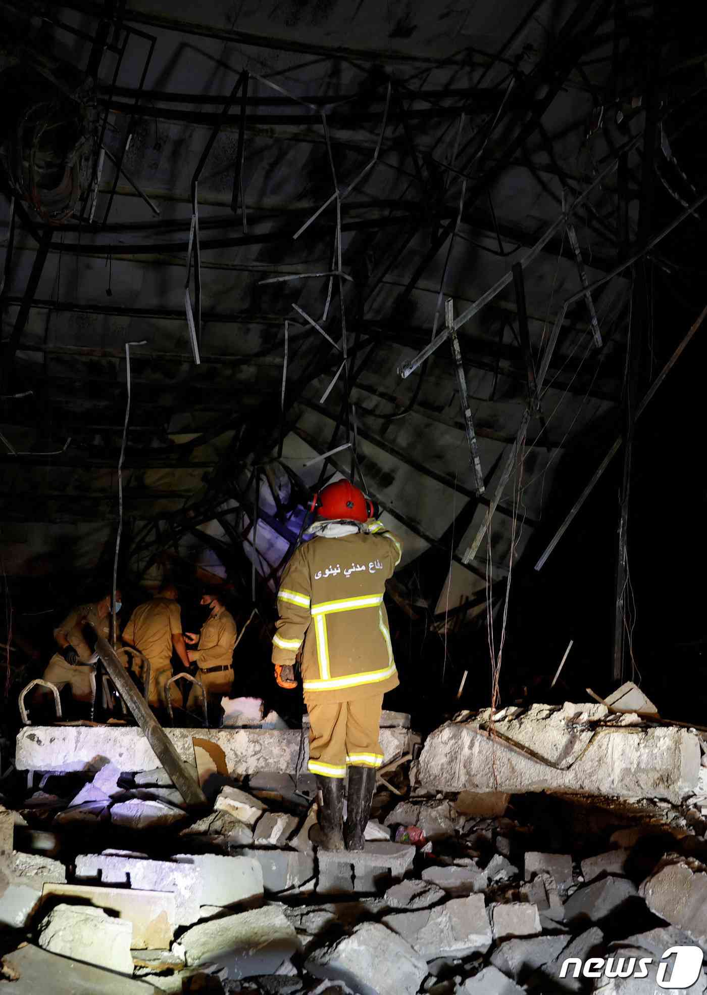건물이 붕괴된 현장에서 경찰과 소방관들이 생존자를 수색하고 있다. © 로이터=뉴스1 © News1 박형기 기자