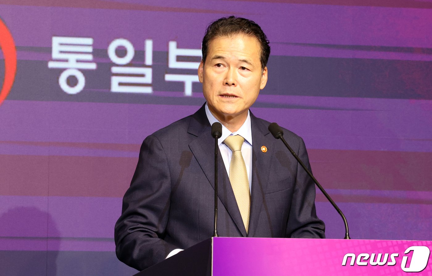 본문 이미지 - 김영호 통일부 장관이 지난 27일 오전 서울 중구 플라자호텔에서 열린 제1회 이산가족의 날 기념식에 참석, 축사를 하고 있다. 2023.9.27/뉴스1 ⓒ News1 김명섭 기자