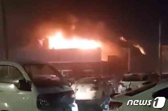 27일(현지시간) 이라크 북부 니네베주 함다냐 지역에서 열린 한 결혼식 피로연에서 화재가 발생,  최소 113명이 숨지고 150여명이 부상을 입었다. - 트위터 갈무리