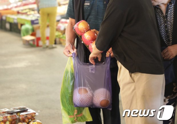 27일 오전 을산 삼산동에 위치한 도매시장에서 한 손님이 가격이 껑충 뛴 일명 &#39;금사과&#39;를 장바구니에 담고 있다..2023.9.27/뉴스1 ⓒ News1 김지혜기자