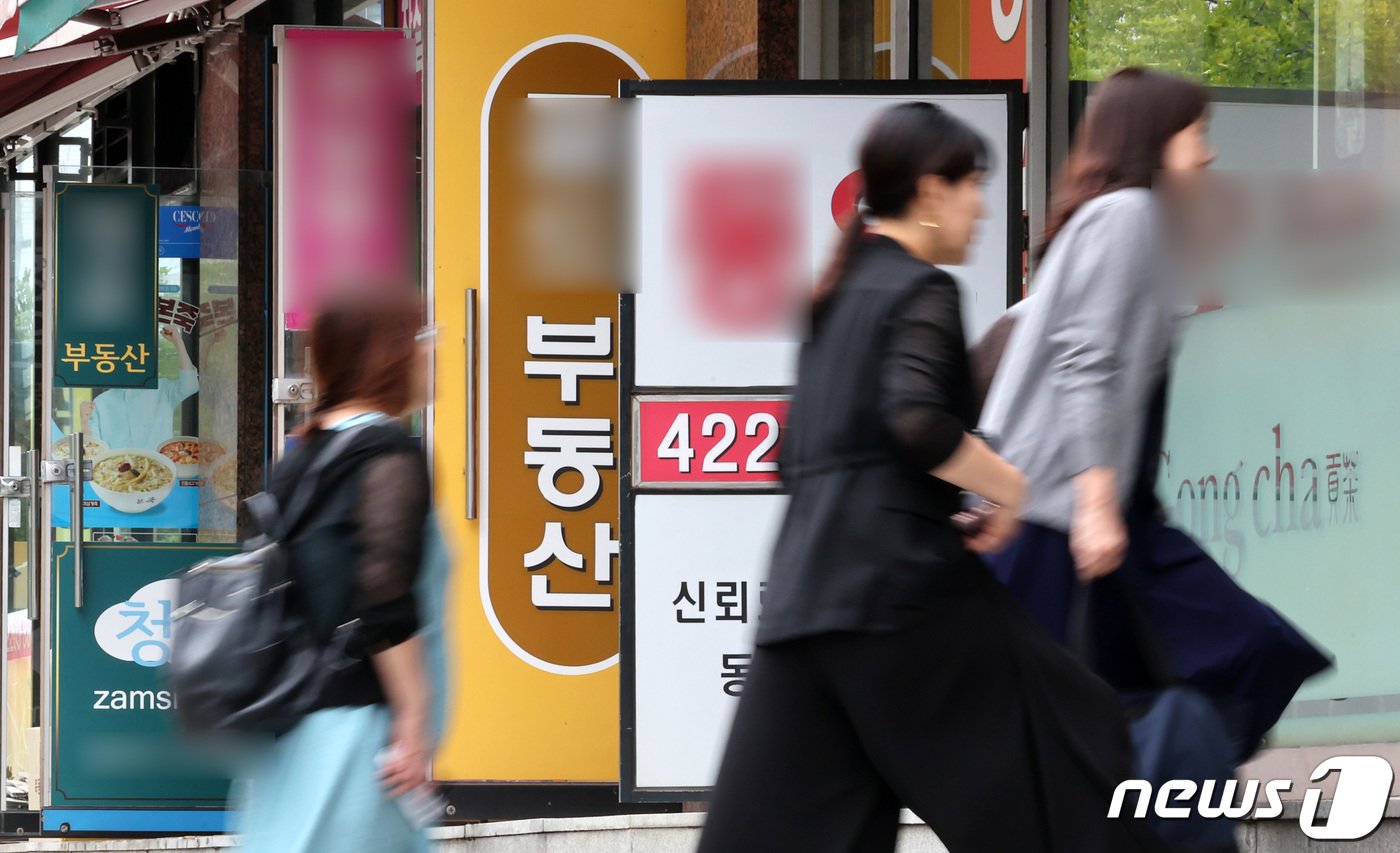 본문 이미지 - 서울 송파구에 위치한 부동산중개업소 밀집 지역. 2023.9.27/뉴스1 ⓒ News1 김성진 기자