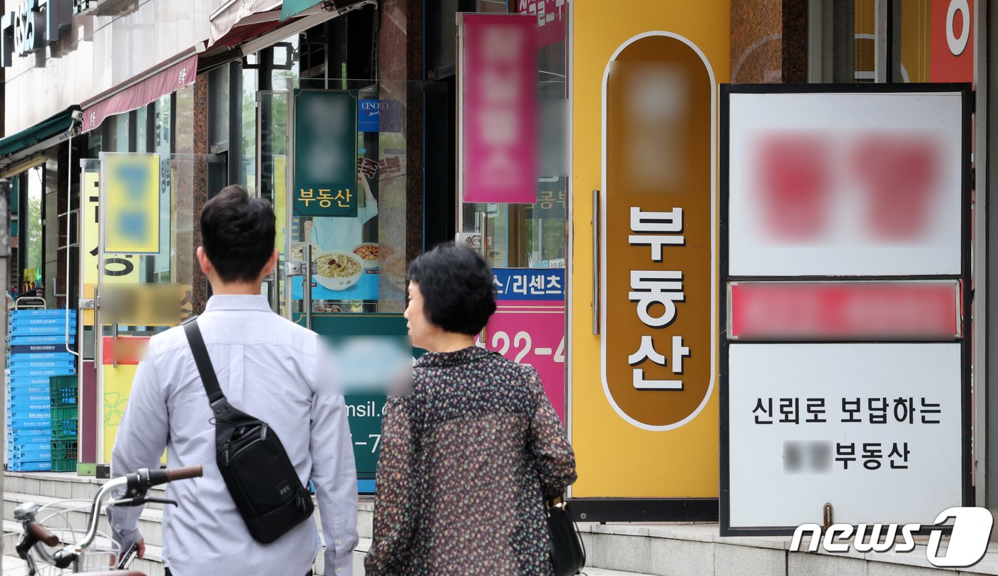 본문 이미지 - 서울 송파구에 위치한 부동산중개업소 밀집 지역. 2023.9.27/뉴스1 ⓒ News1 김성진 기자