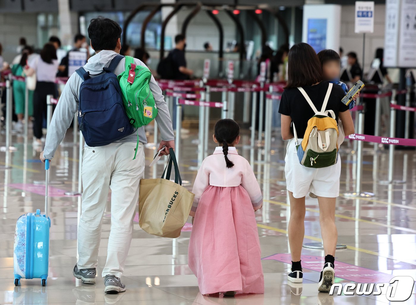 추석 연휴를 하루 앞둔 27일 오후 서울 강서구 김포공항 국내선 청사에서 귀성객과 여행객들이 비행기 탑승을 기다리고 있다. 2023.9.27/뉴스1 ⓒ News1 구윤성 기자