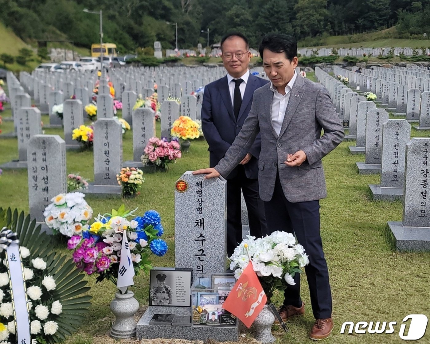 박민식 국가보훈부 장관&#40;오른쪽&#41;과 강영환 지방시대연구소 이사장이 지난 23일 국립대전현충원 내 고&#40;故&#41; 채수근 해병대 상병 묘역을 참배하고 있다. &#40;지방시대연구소 제공&#41;