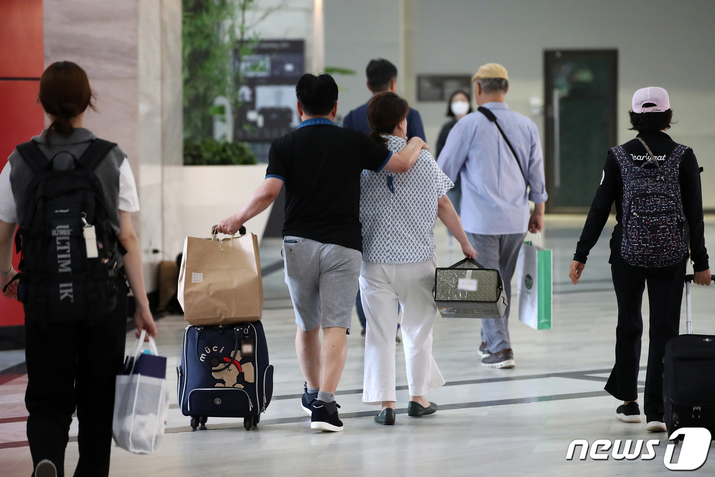 (서울=뉴스1) 이승배 기자 = 추석 연휴를 하루 앞둔 27일 오후 서울 서초구 서울고속버스터미널에서 버스에서 내린 승객들이 발걸음을 옮기고 있다. 2023.9.27/뉴스1