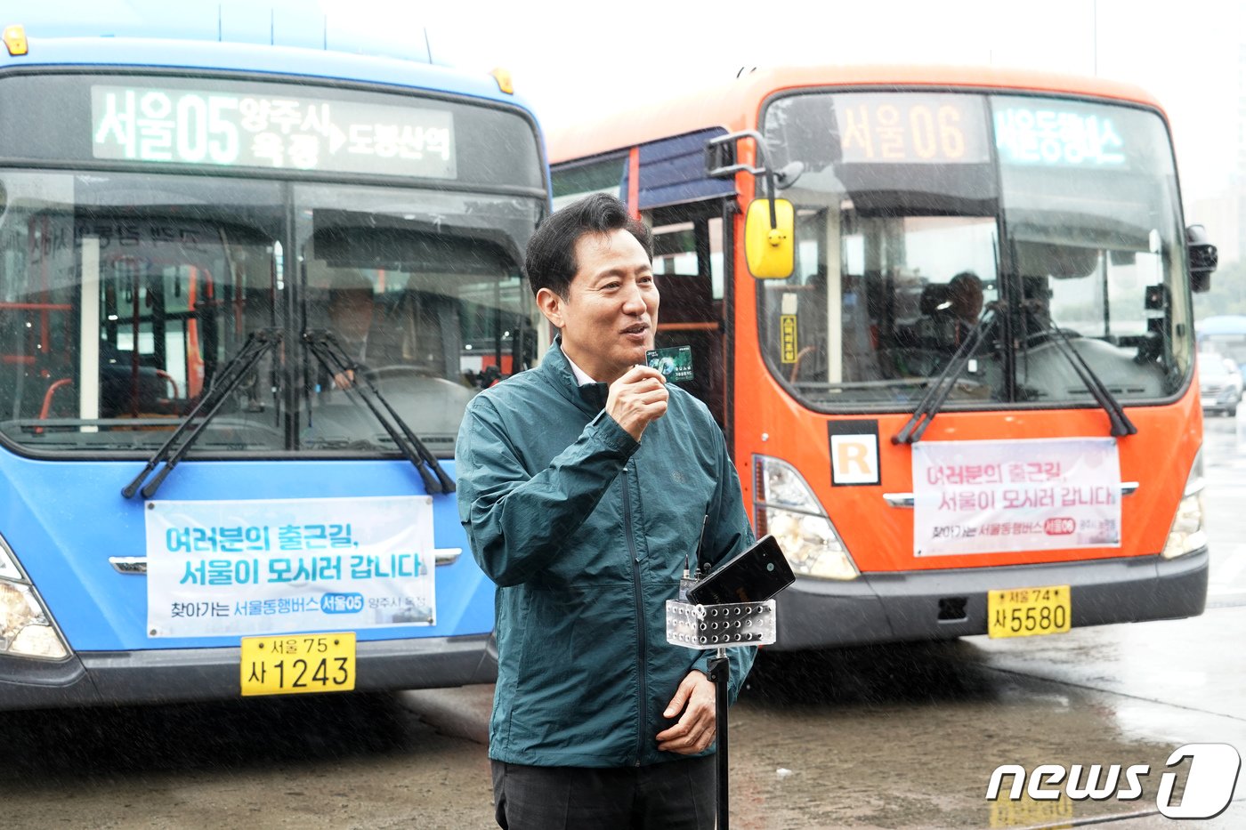 오세훈 서울시장이 27일 서울 은평구 은평공영차고지를 찾아 수도권 주민의 출근길을 지원하는 서울동행버스에서 이용할 수 있는 &#39;기후동행카드&#39;를 소개하고 있다. &#40;서울시 제공&#41; 2023.9.27/뉴스1