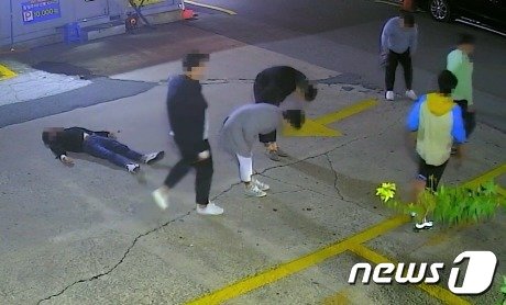 본문 이미지 - 집단 난투극 당일 후배 조직원이 선배 조직원에게 '90도 인사'를 하는 모습. 옆에 한 조직원이 기절한 채 쓰러져 있다. (부산지검 제공)  