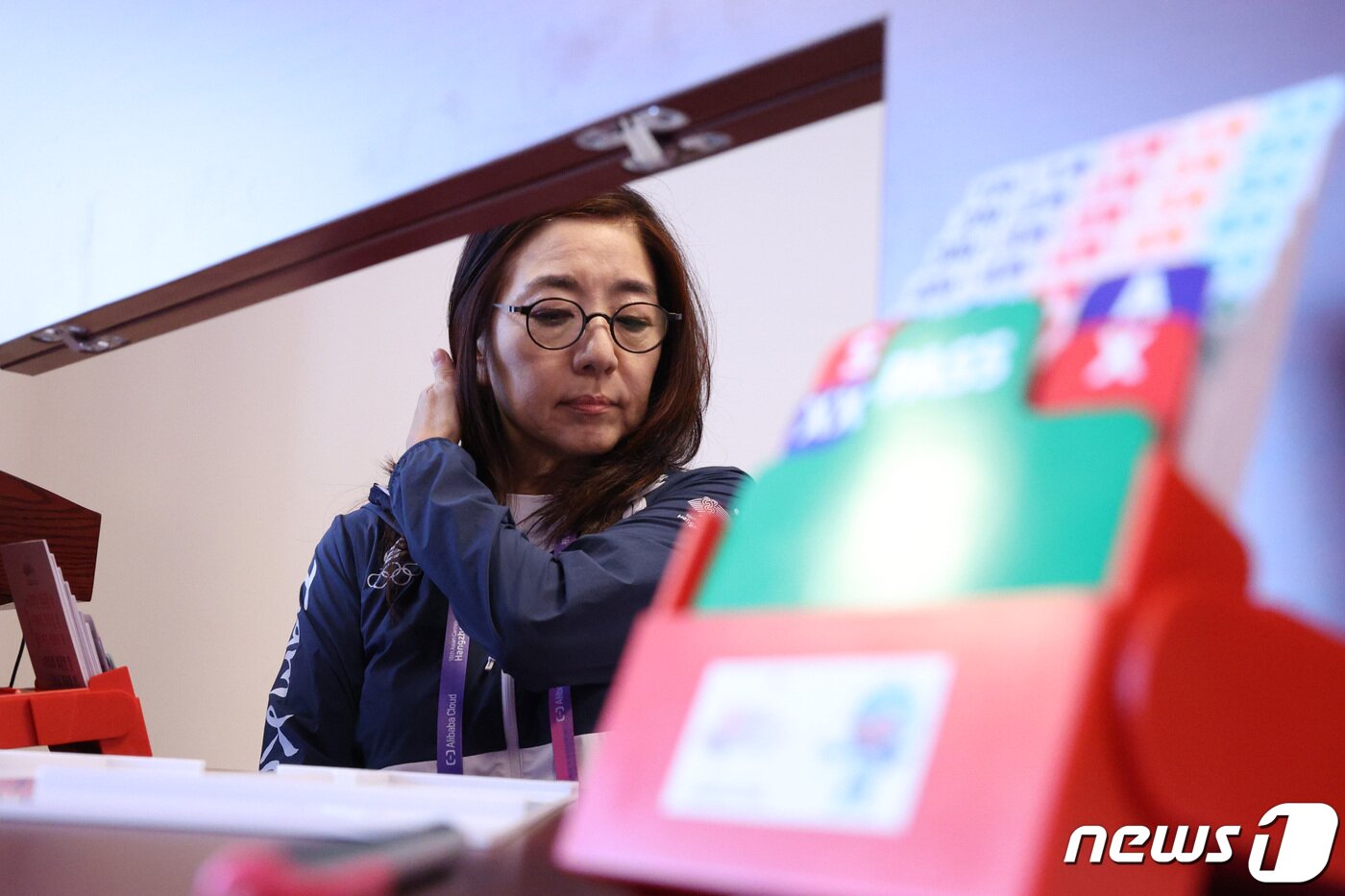 본문 이미지 - 고&#40;故&#41; 정주영 현대그룹 명예회장의 며느리인 김혜영씨가 27일 중국 항저우의 치위안 체스홀에서 열린 2022 항저우 아시안게임 브리지 혼성 싱가포르와의 예선 경기를 준비하고 있다. 2023.9.27/뉴스1 ⓒ News1 신웅수 기자