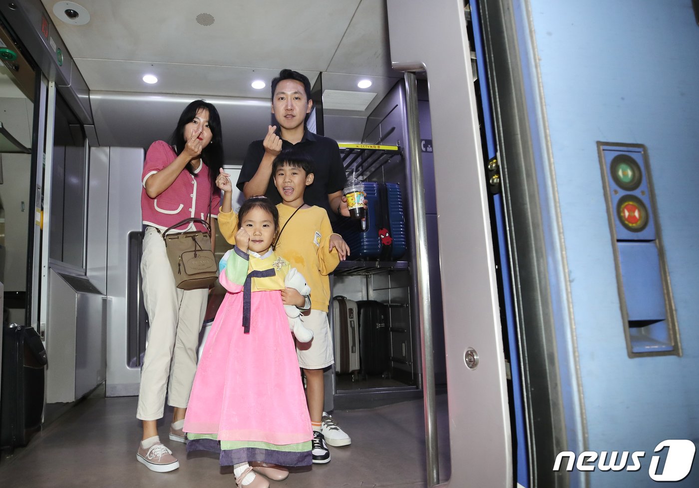 본문 이미지 - 추석 연휴를 하루 앞둔 27일 서울 용산구 용산역에서 한복을 곱게 입은 어린이가 엄마, 아빠, 오빠와 함께 하트를 그리고 있다. 2023.9.27/뉴스1 ⓒ News1 권현진 기자