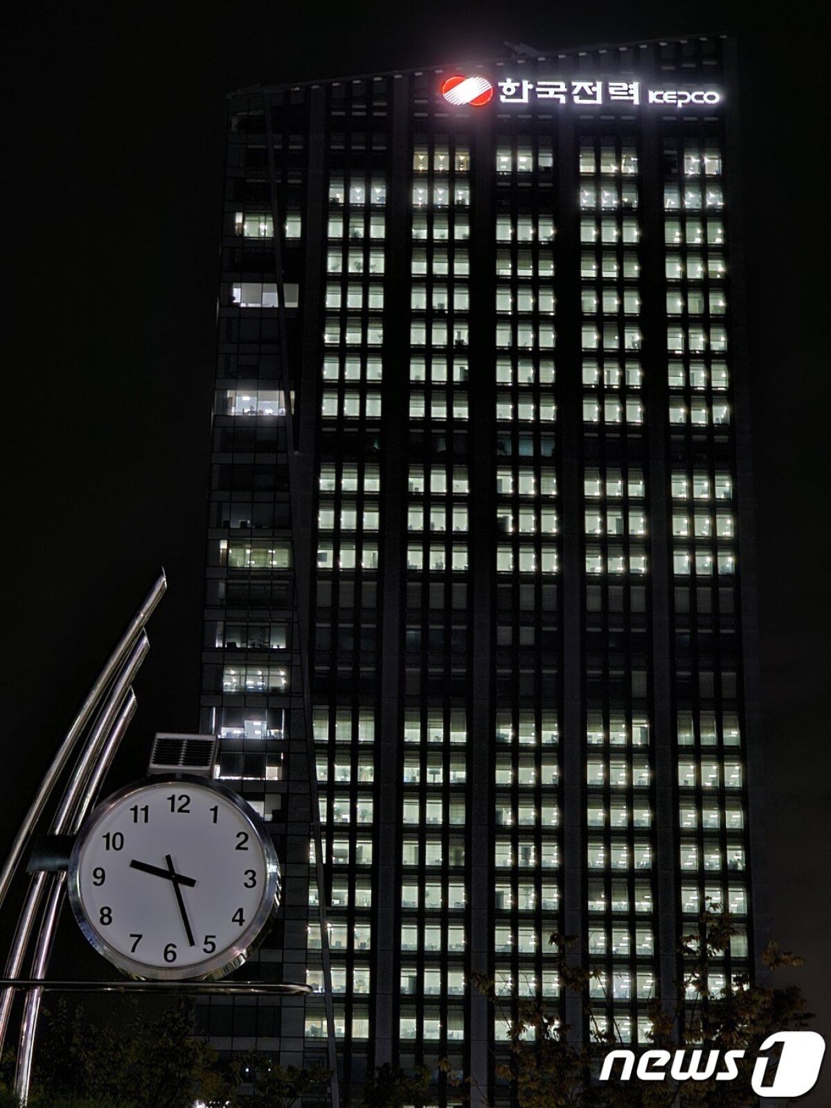 전남 나주 혁신도시에 위치한 한국전력 본사 사옥이 밤 9시가 넘어서도 불이 꺼지지 않고 있다.2023.9.27./뉴스1 © News1 서충섭 기자