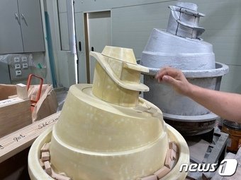 좌측이 3D 프린터로 만든 모형, 우측은 나무로 만든 목업. ⓒ News1 이민주 기자