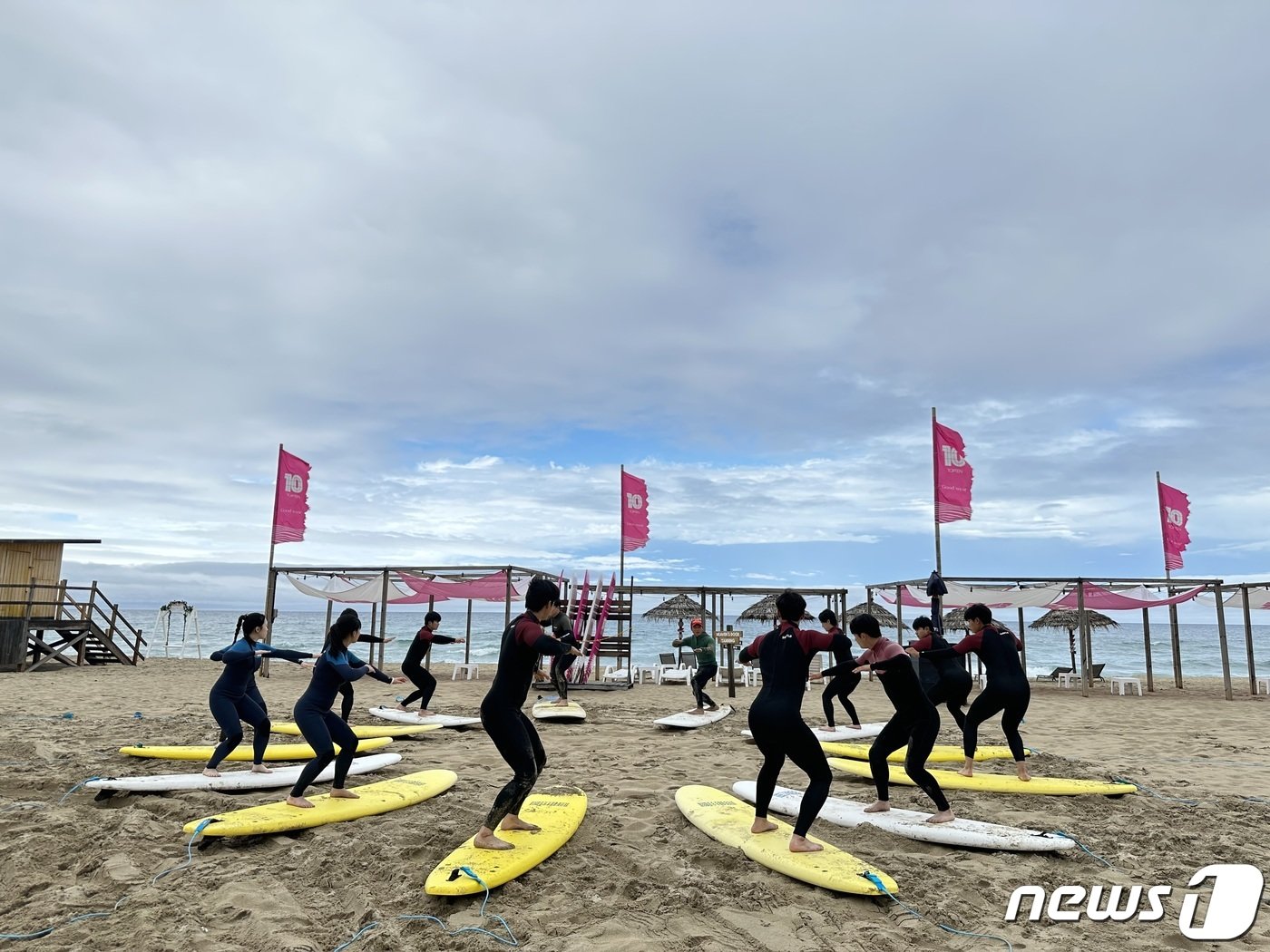 본문 이미지 - 양양 서피비치에서 강습 받고 있는 초보 서퍼들.(서피비치 제공) 2023.9.27/뉴스1