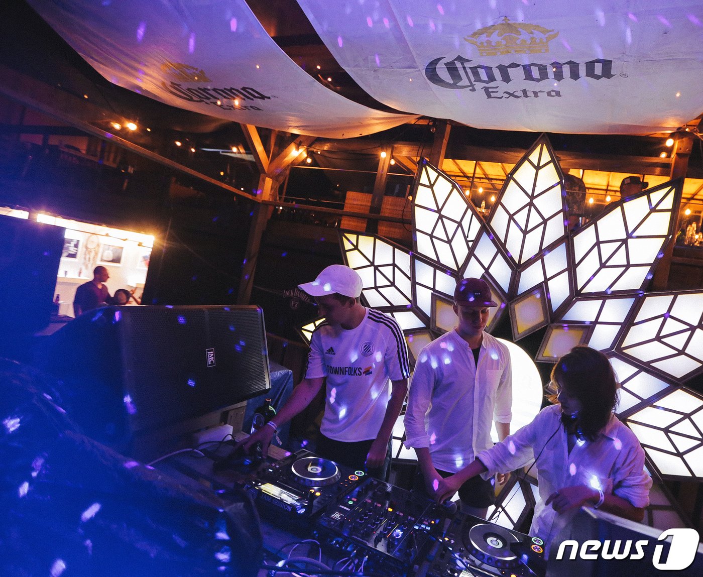 본문 이미지 - 양양 서피비치에서 열린 코로나 선셋 페스티벌 모습.(서피비치 제공) 2023.9.27/뉴스1