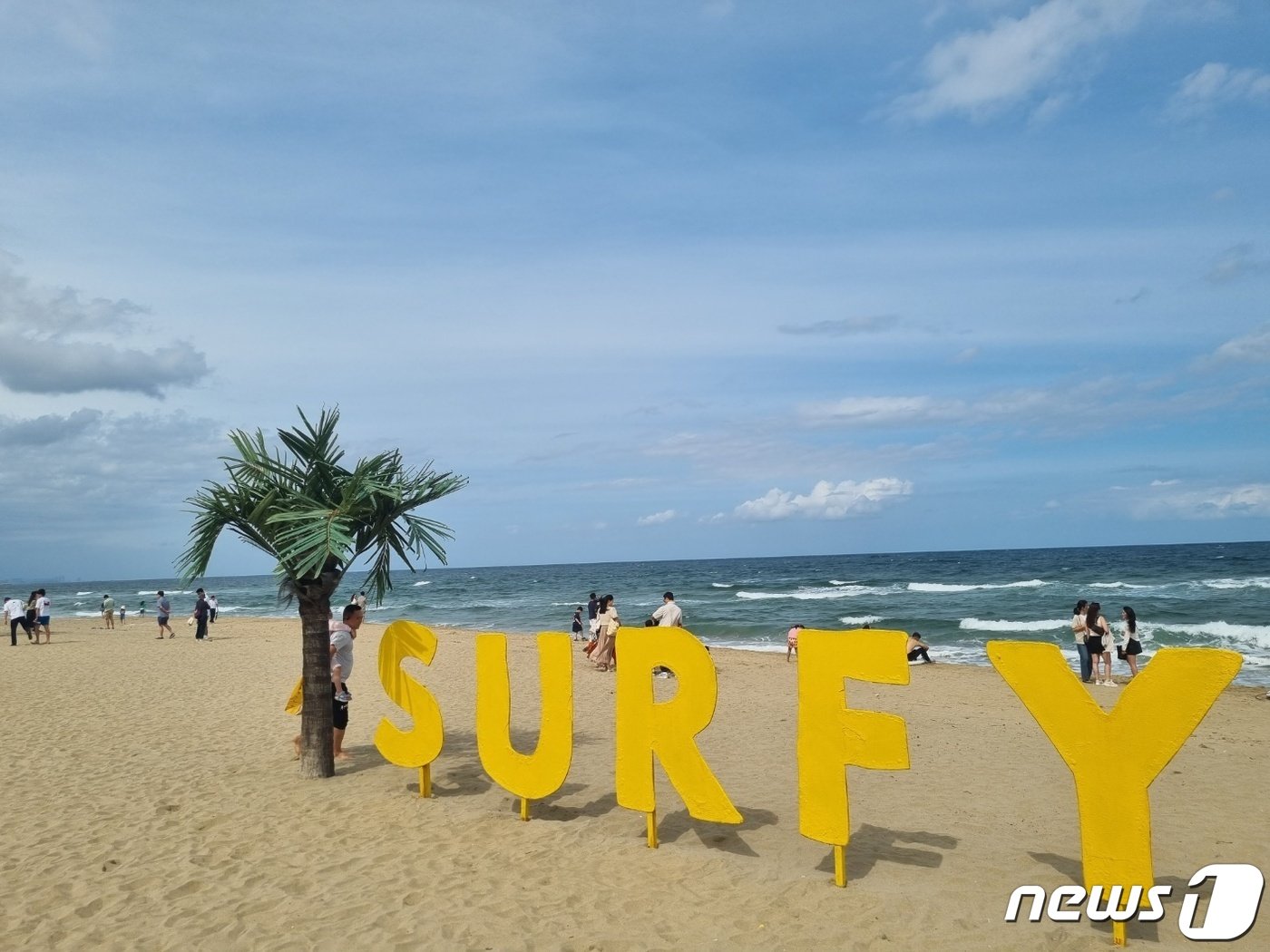 본문 이미지 - 지난 23일 강원 양양군 현북면 중광정리 서피비치에서 나들이객이 즐거운 시간을 보내고 있다. 2023.9.27/뉴스1 윤왕근 기자