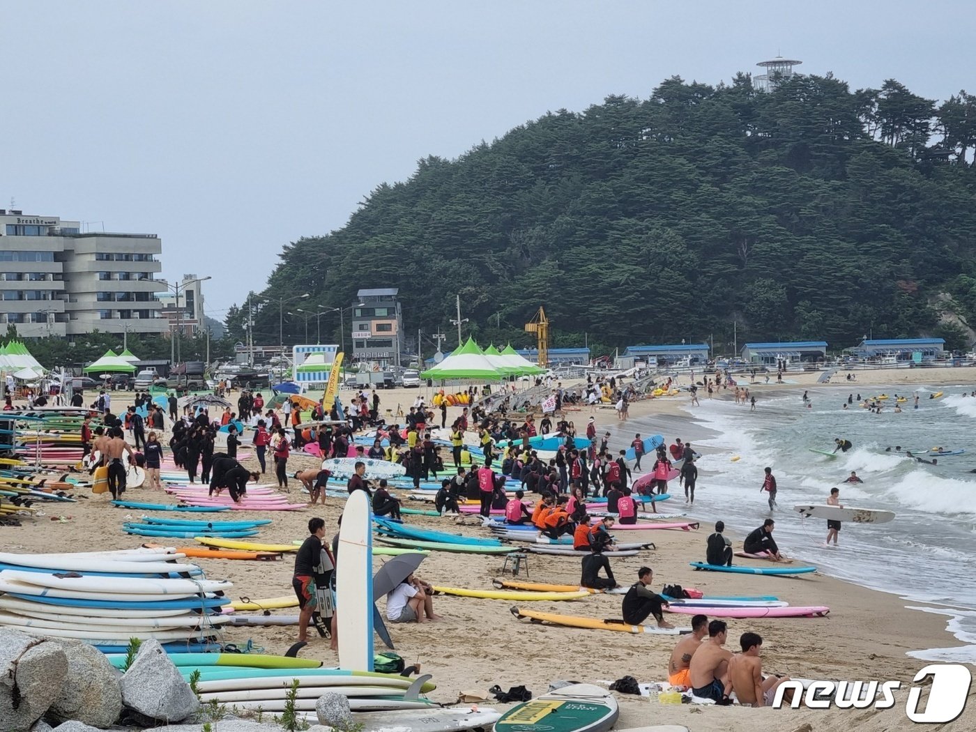 양양 인구해변에 몰린 서퍼들 자료사진.2023.9.27/뉴스1 윤왕근 기자