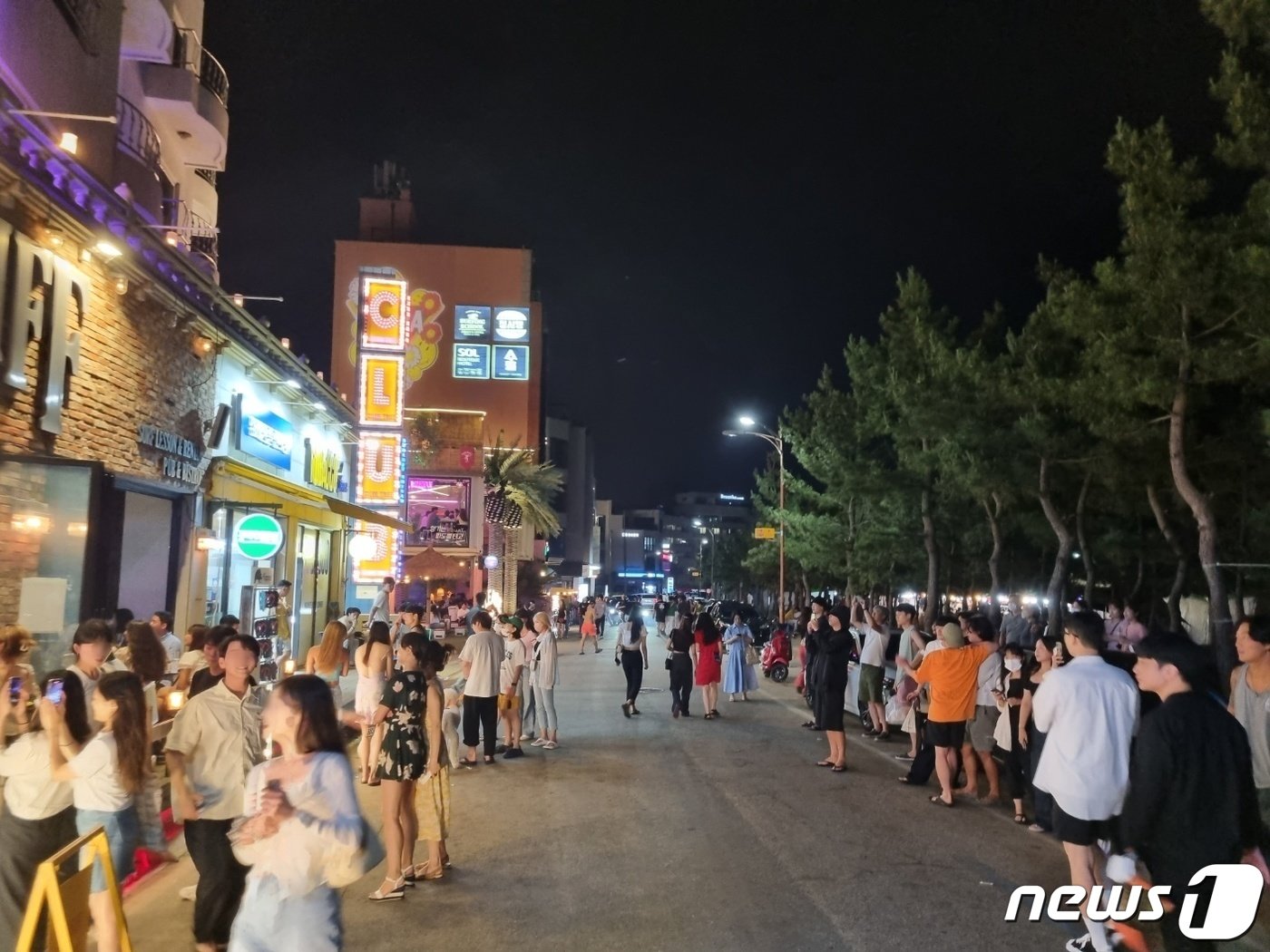 본문 이미지 - 양양 인구해변 서핑비치로드에 몰린 인파 자료사진.2023.9.27/뉴스1 윤왕근 기자