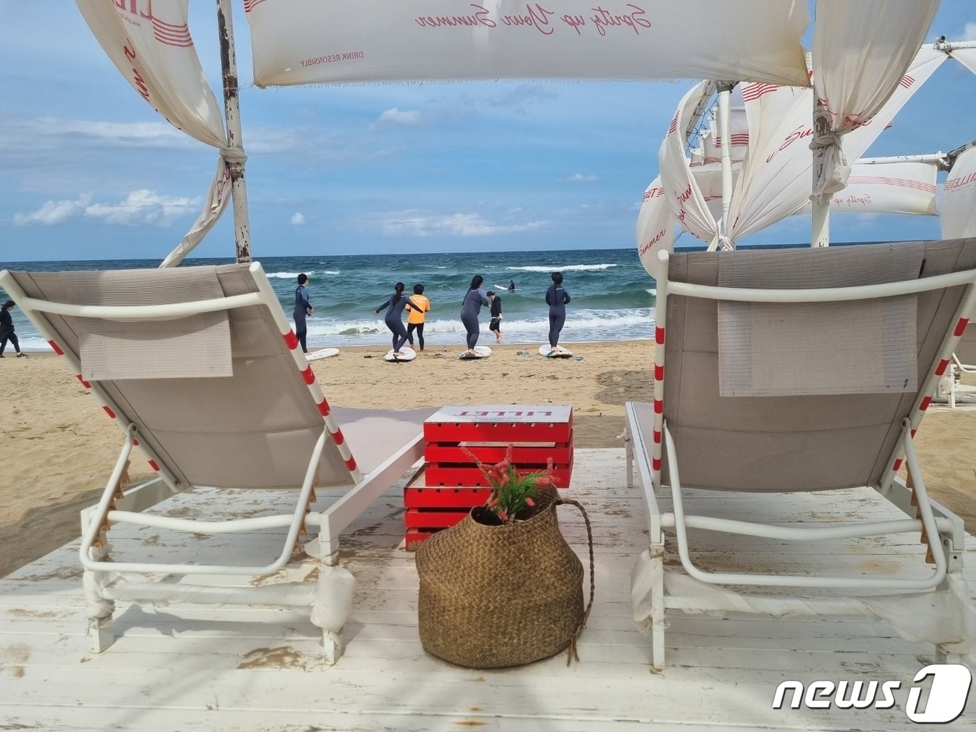 본문 이미지 - 지난 23일 양양 서피비치에서 강습 중인 초보 서퍼들. 2023.9.27/뉴스1 윤왕근 기자