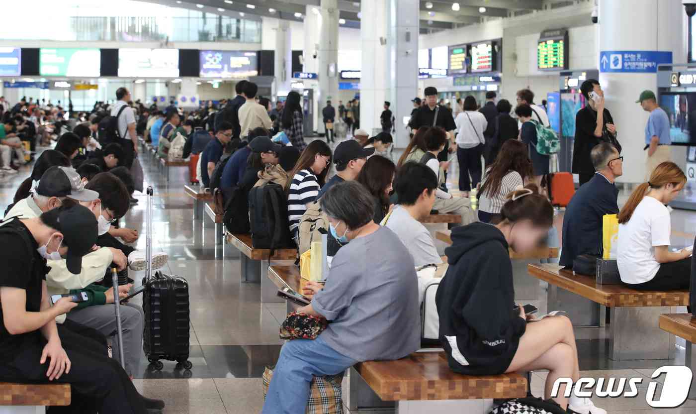 추석 연휴를 앞둔 27일 대전역 대합실에서 귀성객들이 열차를 기다리고 있다. 2023.9.27/뉴스1 © News1 김기태 기자