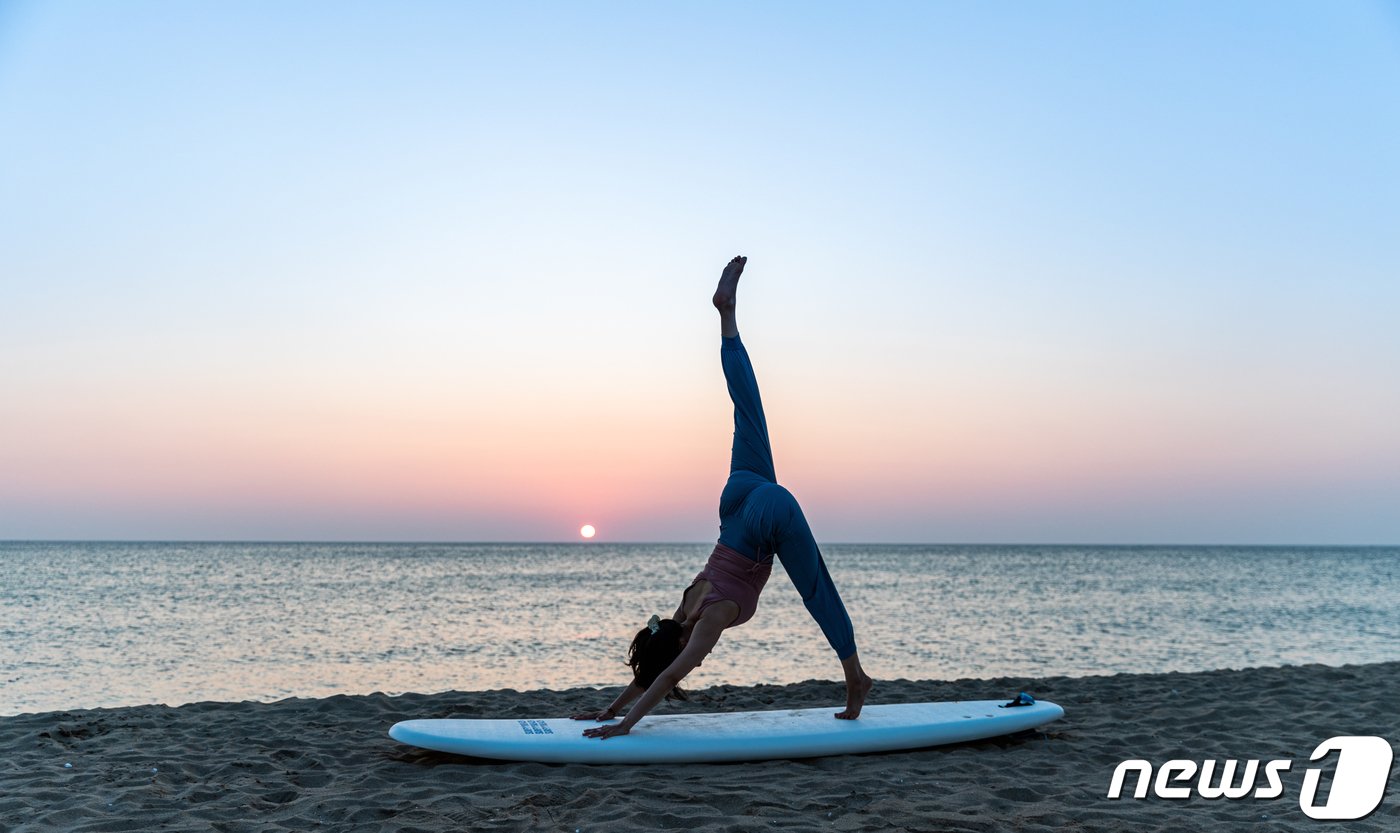 본문 이미지 - 양양 서피비치 요가.(서피비치 제공) 2023.9.27/뉴스1