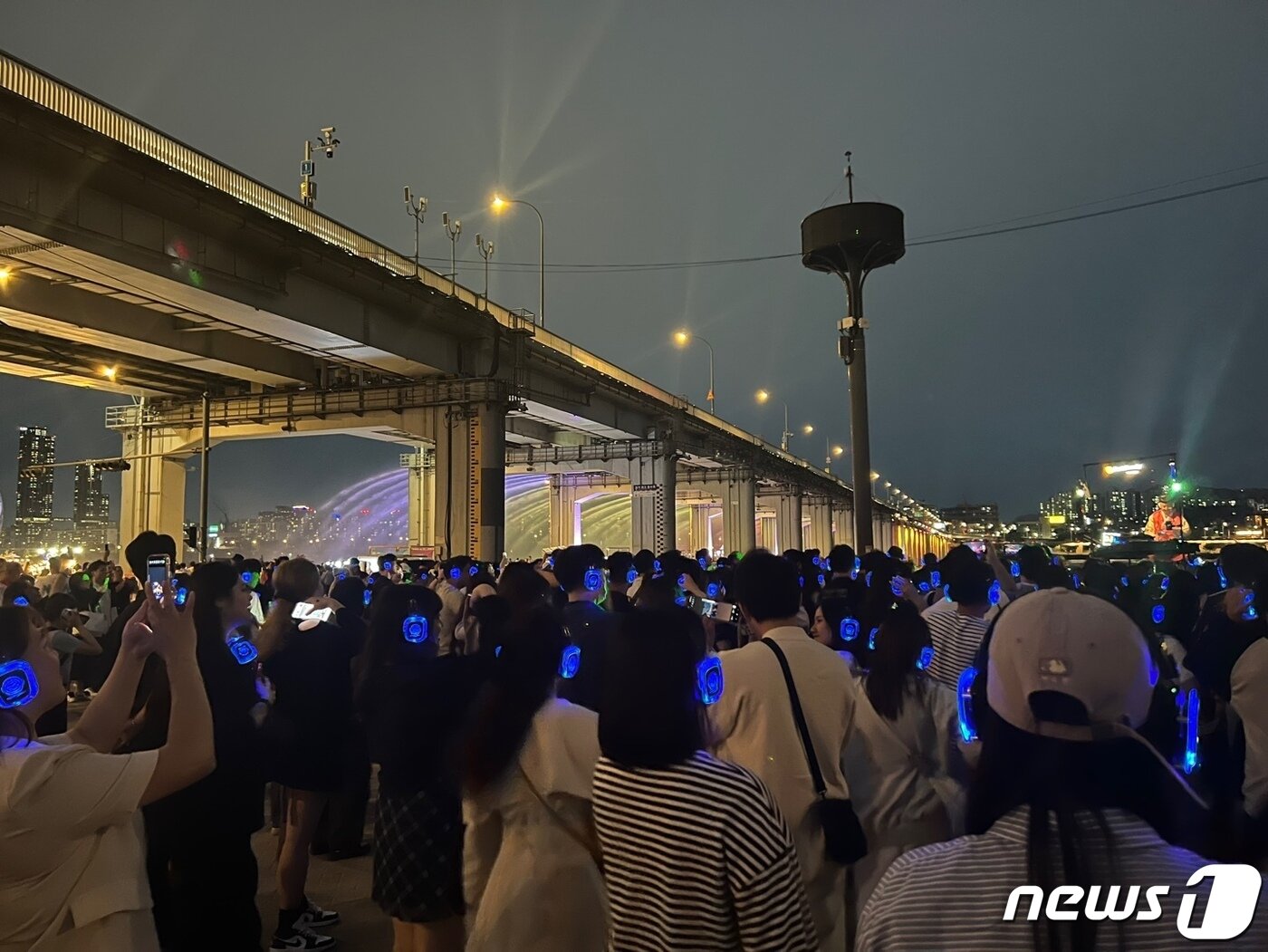 본문 이미지 - 24일 오후 서울 반포한강공원에서 열린 ‘차 없는 잠수교 뚜벅뚜벅 축제’ 한강 무소음 DJ 파티를 찾은 시민들이 무선 헤드셋으로 음악을 들으며 즐거운 시간을 보내고 있다. 2023.09.24/뉴스1 ⓒ News1 임윤 기자