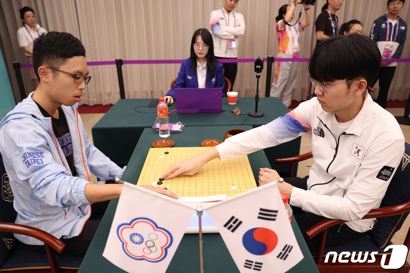 본문 이미지 - 신진서 9단이 27일 중국 항저우 치위안 체스홀에서 열린 2022 항저우 아시안게임 바둑 남자 개인전 8강에서 대만 라이쥔 푸와 대국을 펼치고 있다. 2023.9.27/뉴스1 ⓒ News1 신웅수 기자