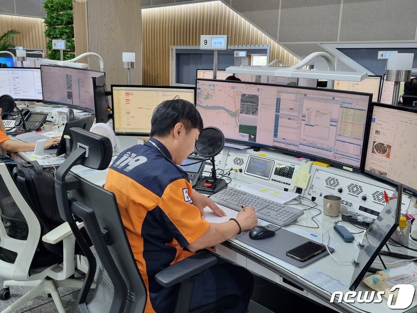 본문 이미지 - 경기도북부소방재난본부 119종합상황실에서 한 직원이 신고접수 내용을 확인하고 있다.2023.09.21./뉴스1 양희문 기자 