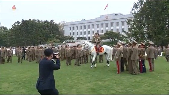 본문 이미지 -  2022년 4월25일 북한 조선인민혁명군 창건 90주년을 맞아 열린 경축 연회에 참석한 북한군 간부들이 백마를 타고 기념사진을 찍고 있다.(조선중앙TV 갈무리)