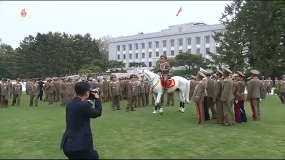  2022년 4월25일 북한 조선인민혁명군 창건 90주년을 맞아 열린 경축 연회에 참석한 북한군 간부들이 백마를 타고 기념사진을 찍고 있다.&#40;조선중앙TV 갈무리&#41;