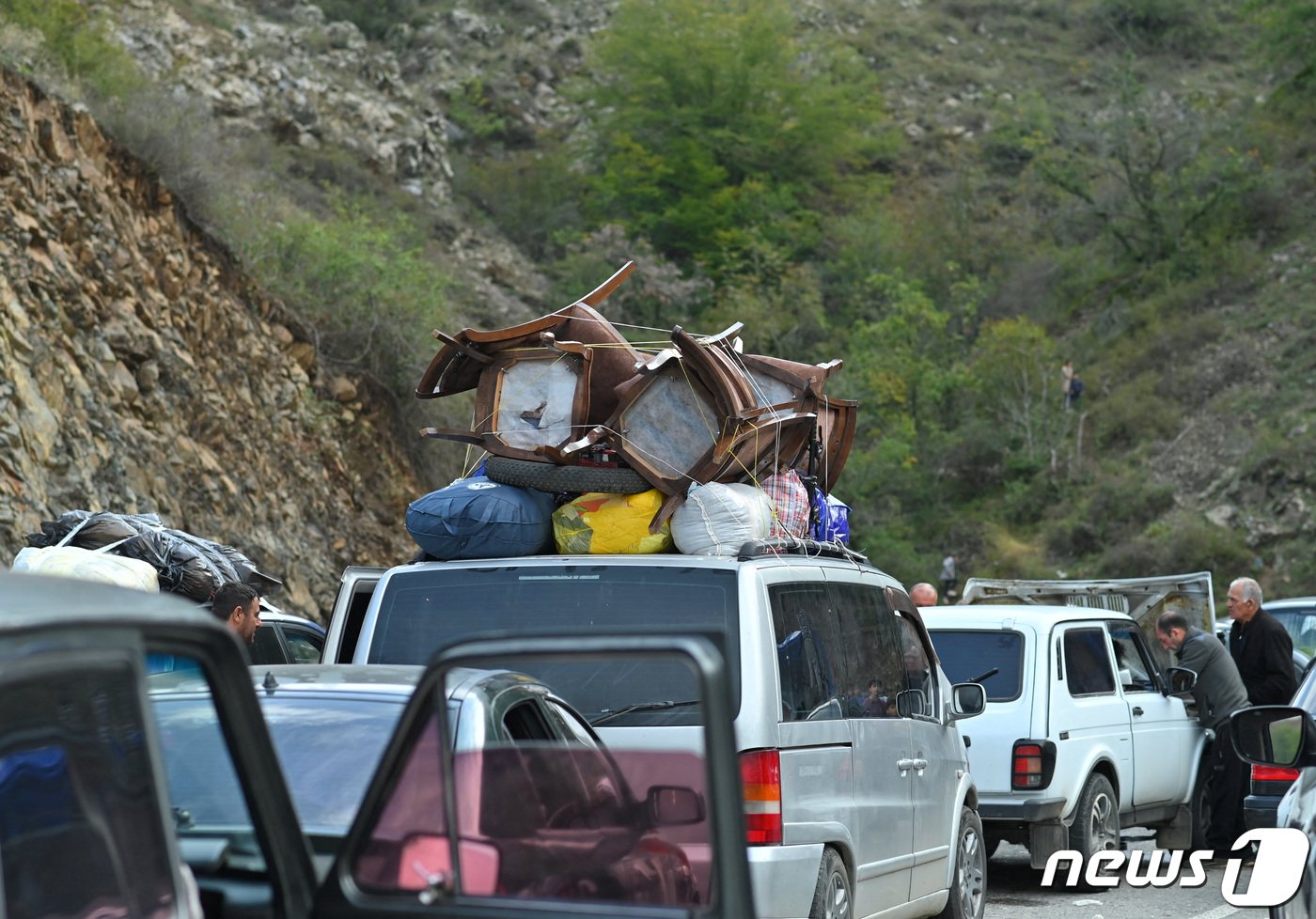 지난해 9월 아르메니아와 아제르바이젠이 분쟁 중인 나고르노카라바흐 지역을 떠나 피난길에 오른 아르메니아계 주민들의 차량이 도로에 줄지어 선 모습. 차량 위에는 의자 등 집안 살림이 잔뜩 실려 있다. 2023.09.26/ ⓒ 로이터=뉴스1 ⓒ News1 권진영 기자