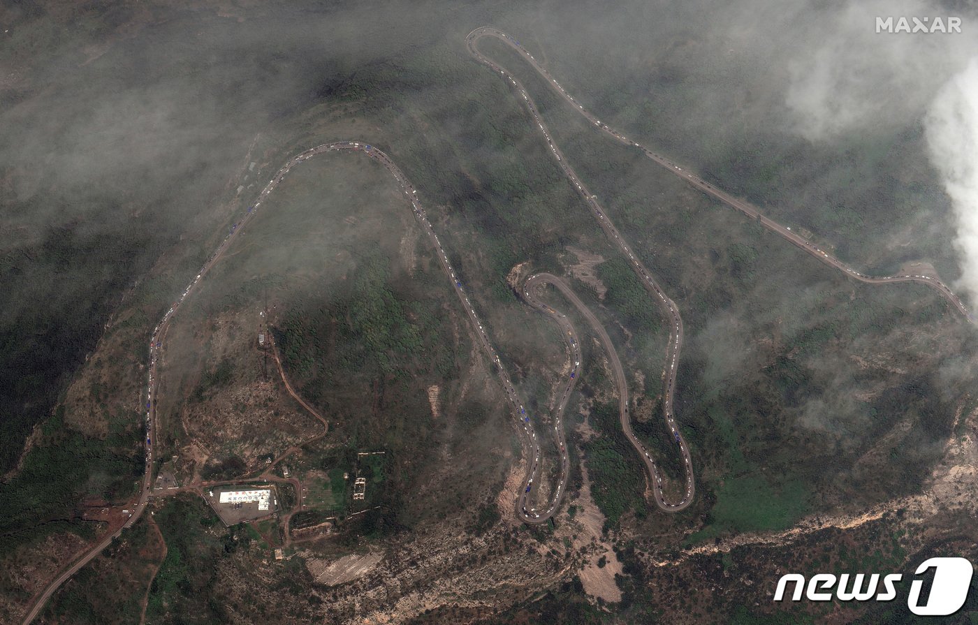 본문 이미지 - 지난달 26일&#40;현지시간&#41; 나고르노 카라바흐 지역을 탈출하려는 아르메니아계 주민들의 피난 행렬을 촬영한 위성 사진. 라친 회랑을 따라 차량들이 길게 이어지고 있다. 2023.09.27/ ⓒ 로이터=뉴스1 ⓒ News1 권진영 기자