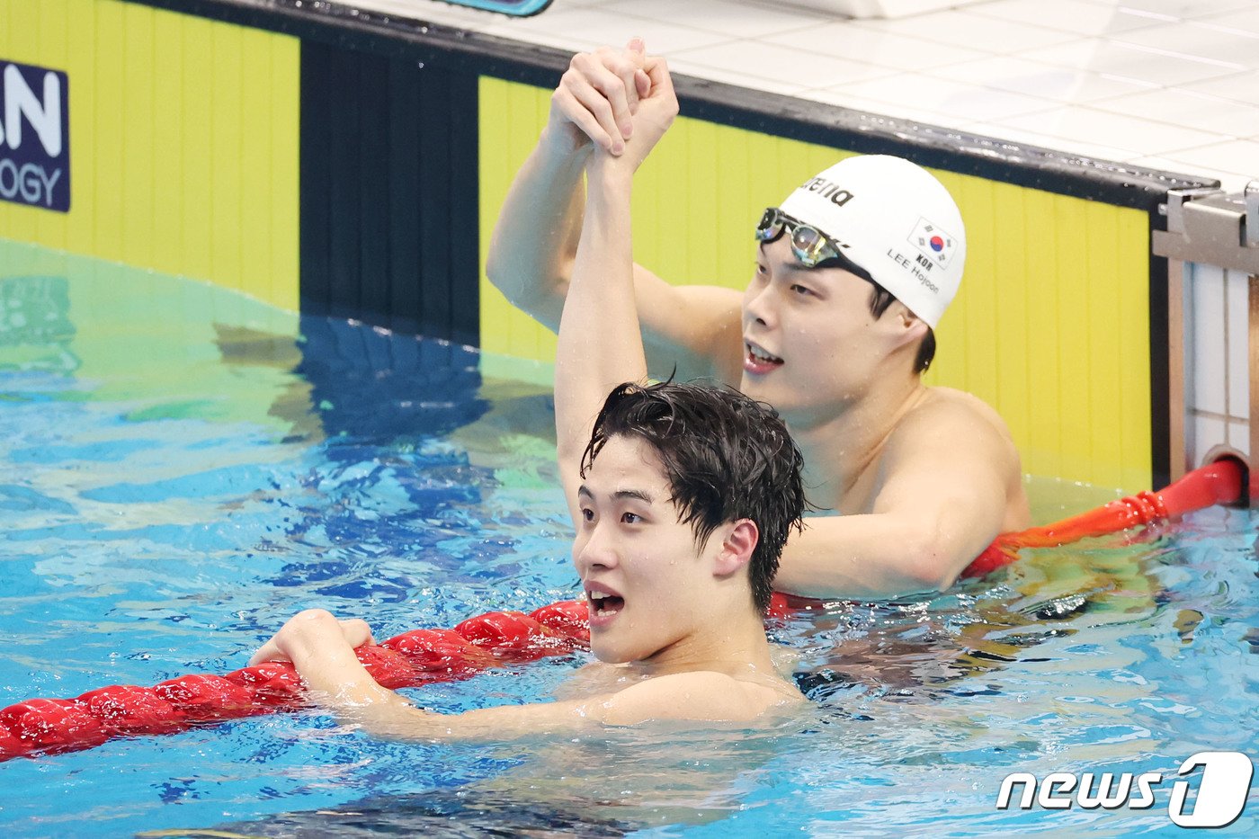 본문 이미지 - 27일 오후 중국 항저우 올림픽 스포츠센터 수영장에서 열린 2022 항저우 아시안게임 남자 자유형 200ｍ 결승에서 대한민국 황선우와 이호준이 각각 1·3위를 차지해 금메달과 동메달을 확정 지은 뒤 손을 맞잡아 들어올리고 있다. 2023.9.27/뉴스1 ⓒ News1 민경석 기자