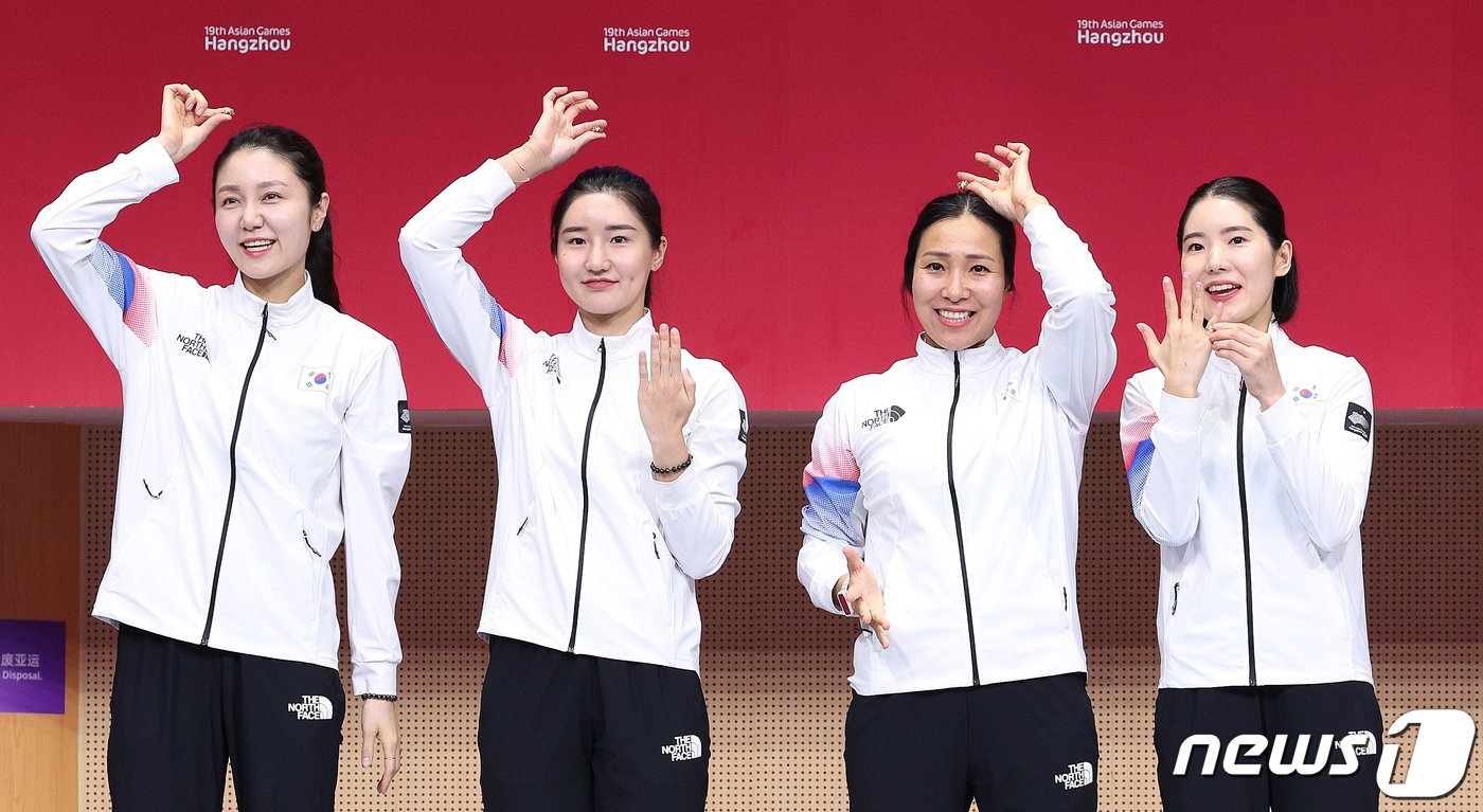 본문 이미지 - 송세라를 비롯한 대한민국 펜싱 여자 에페 대표팀이 27일 중국 항저우 디안즈대학 체육관에서 열린 2022 항저우 아시안게임 펜싱 여자 에페 단체전 메달 수여식에서 반지 세리머니 하고 있다. 2023.9.27/뉴스1 ⓒ News1 신웅수 기자