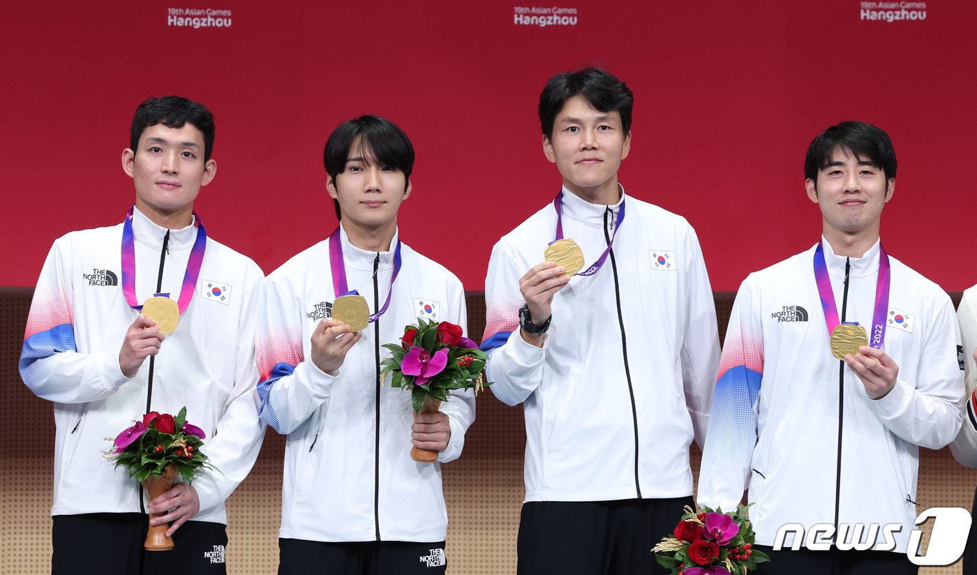 본문 이미지 - 대한민국 펜싱 남자 플뢰레 대표팀이 27일 중국 항저우 디안즈대학 체육관에서 열린 2022 항저우 아시안게임 펜싱 남자 플뢰레 단체 메달 수여식에서 금메달을 들고 세리머니 하고 있다. 2023.9.27/뉴스1 ⓒ News1 신웅수 기자