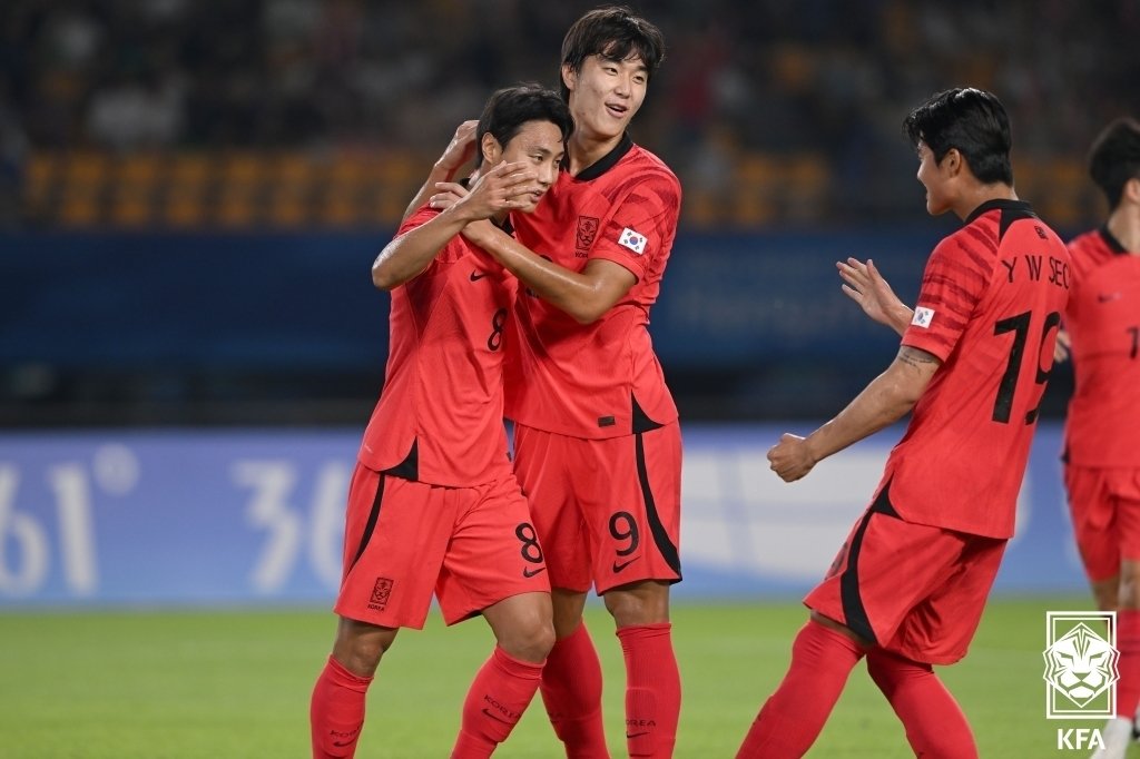 27일 오후 중국 저장성 진화 스포츠센터 스타디움에서 열린 2022 항저우 아시안게임 남자축구대한민국과 키르기스스탄의 16강전 경기에서 백승호가 득점한 뒤 동료들과 기뻐하고 있다. 2023.9.27/뉴스1