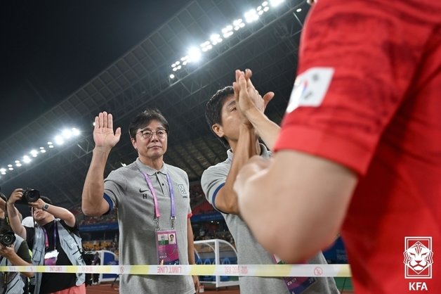 27일 오후 중국 저장성 진화 스포츠센터 스타디움에서 열린 2022 항저우 아시안게임 남자축구대한민국과 키르기스스탄의 16강전 경기에서 황선홍 감독이 선수들과 하이파이브 하고 있다. 2023.9.27/뉴스1