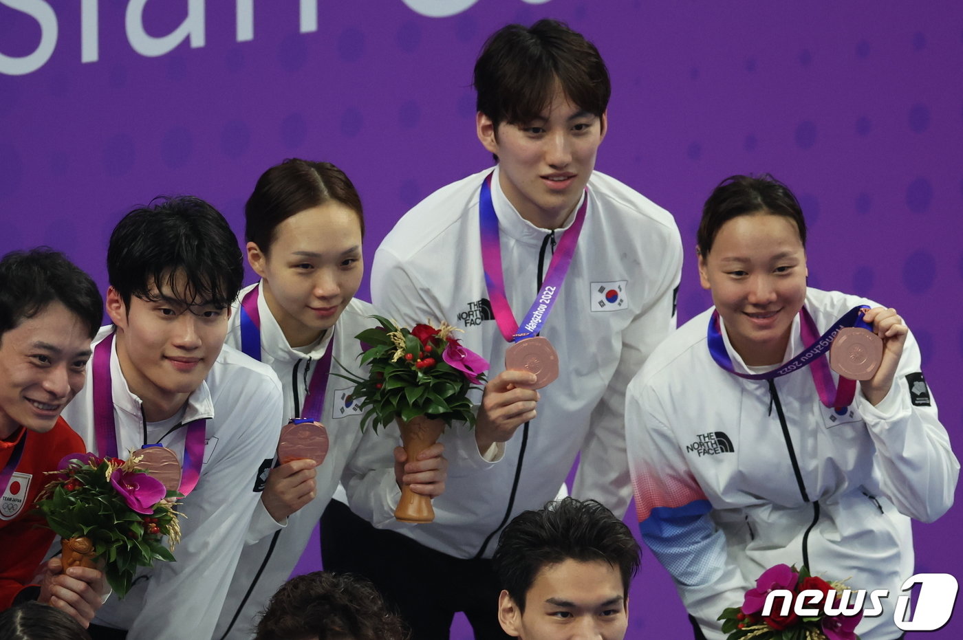 본문 이미지 - 27일 오후 중국 항저우 올림픽 스포츠센터 수영장에서 열린 2022 항저우 아시안게임 혼성 혼계영 400ｍ 메달수여식에서 대한민국 황선우(왼쪽부터)와 김서영, 최동열, 이은지가 동메달을 들어보이고 있다. 2023.9.27/뉴스1 ⓒ News1 민경석 기자