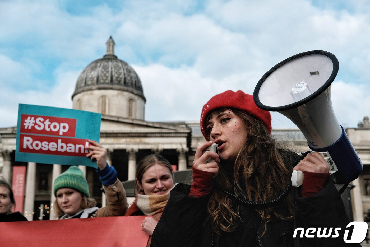 본문 이미지 - 국제 환경단체 그린피스의 활동가들이 2023년 9월 27일(현지시간) 영국 정부가 북해 유전의 신규 개발 사업을 승인하자 런던 의회 의사당 앞에서 이에 반대하는 시위를 벌이고 있다. 2023.9.27. ⓒ 로이터=뉴스1