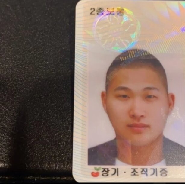 본문 이미지 - 래퍼 스윙스씨의 운전면허증에 장기조직기증희망등록 스티커가 붙어있는 모습. 스윙스씨가 지난 2021년 사회관계망서비스(SNS)를 통해 장기조직기증 의사표시를 공개한 직후 일시적으로 1000명 이상이 장기조직기증희망등록을 신청해 화제가 됐다. (스윙스 인스타그램 갈무리) ⓒ 뉴스1