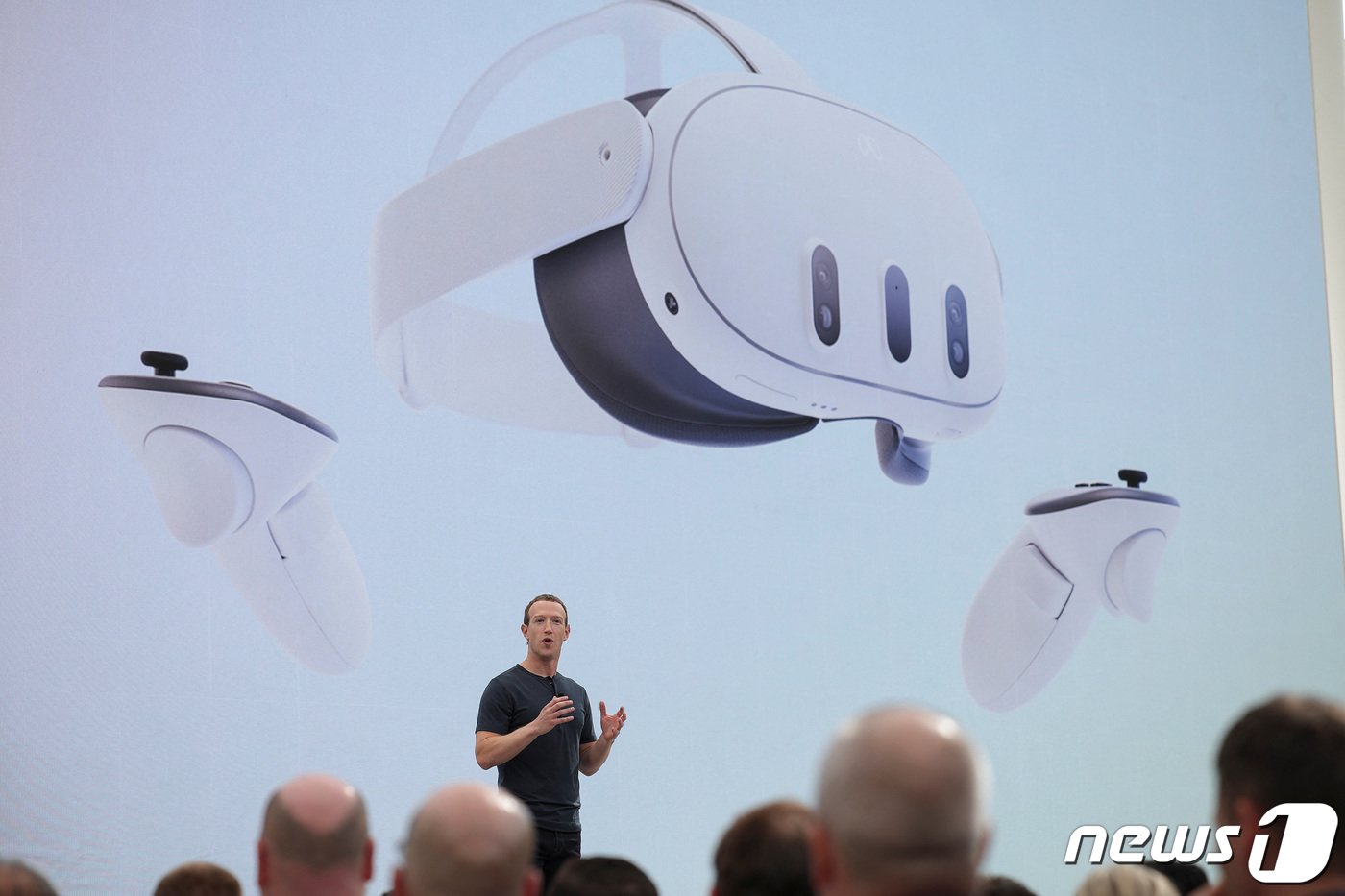본문 이미지 - 마크 저커버그 메타 최고경영자(CEO)가 '메타퀘스트3'를 발표하고 있다. 2023.9.27. ⓒ 로이터=뉴스1
