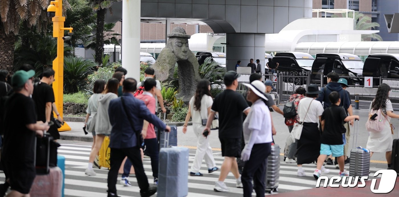본문 이미지 - 주국제공항이 귀성객 등으로 북적이고 있다.2023.9.28/뉴스1 ⓒ News1 고동명 기자