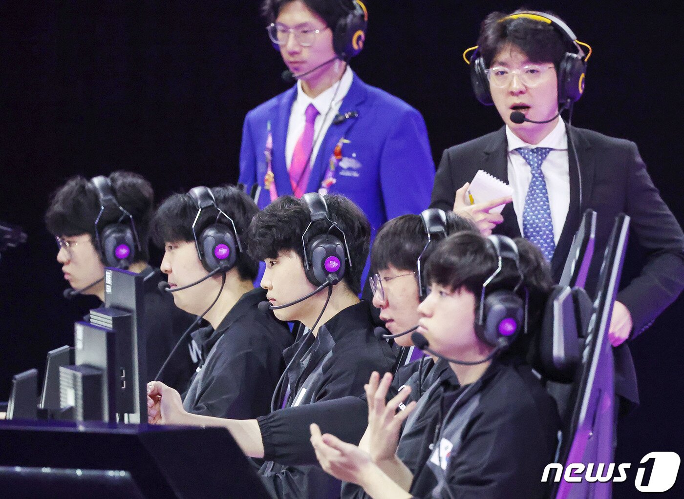 본문 이미지 - 28일 오전 중국 항저우 베이징위안 생태공원 내 e스포츠 주경기장에서 열린 2022 항저우 아시안게임 e스포츠 경기 리그 오브 레전드(LoL) 대한민국과 중국의 준결승전에서 대한민국 쵸비(정지훈) 등 대표팀 선수들이 경기를 준비하고 있다. 왼쪽부터 제우스(최우제), 카나비(서진혁), 쵸비(정지훈), 룰러(박재혁), 케리아(류민석). 대한민국 대표팀은 이날 중국을 상대로 2대0 승리를 거두며 결승 진출에 성공했다. 2023.9.28/뉴스1 ⓒ News1 민경석 기자