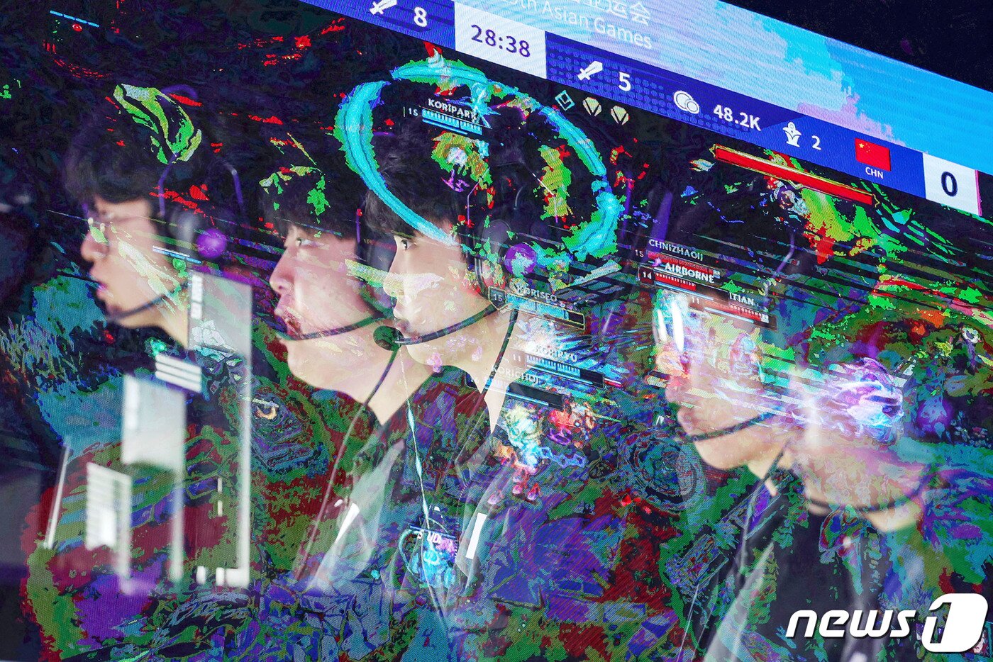 본문 이미지 - 28일 오전 중국 항저우 베이징위안 생태공원 내 e스포츠 주경기장에서 열린 2022 항저우 아시안게임 e스포츠 경기 리그 오브 레전드(LoL) 대한민국과 중국의 준결승전에서 대한민국 쵸비(정지훈) 등 대표팀 선수들이 경기를 펼치고 있다. 왼쪽부터 제우스(최우제), 카나비(서진혁), 쵸비(정지훈), 룰러(박재혁), 케리아(류민석). 대한민국 대표팀은 이날 중국을 상대로 2대0 승리를 거두며 결승 진출에 성공했다.(다중노출 촬영) 2023.9.28/뉴스1 ⓒ News1 민경석 기자