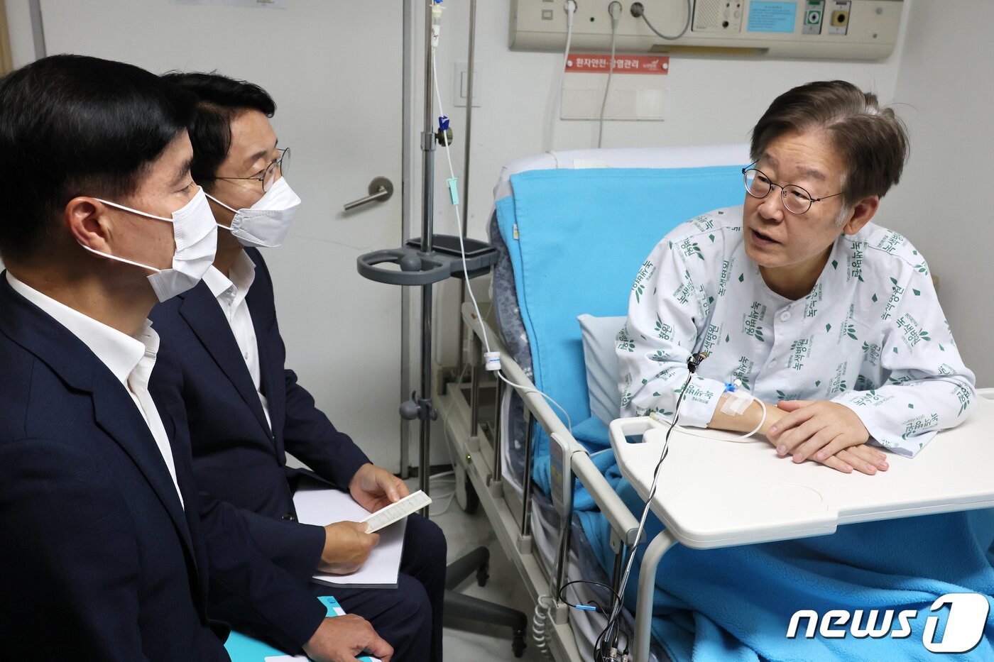 본문 이미지 - 이재명 더불어민주당 대표가 28일 오전 서울 중랑구 녹색병원에서 조정식 사무총장, 이해식 사무부총장과 강서구청장 보궐선거 관련 대화를 하고 있다. (공동취재) 2023.9.28/뉴스1 ⓒ News1 이승배 기자