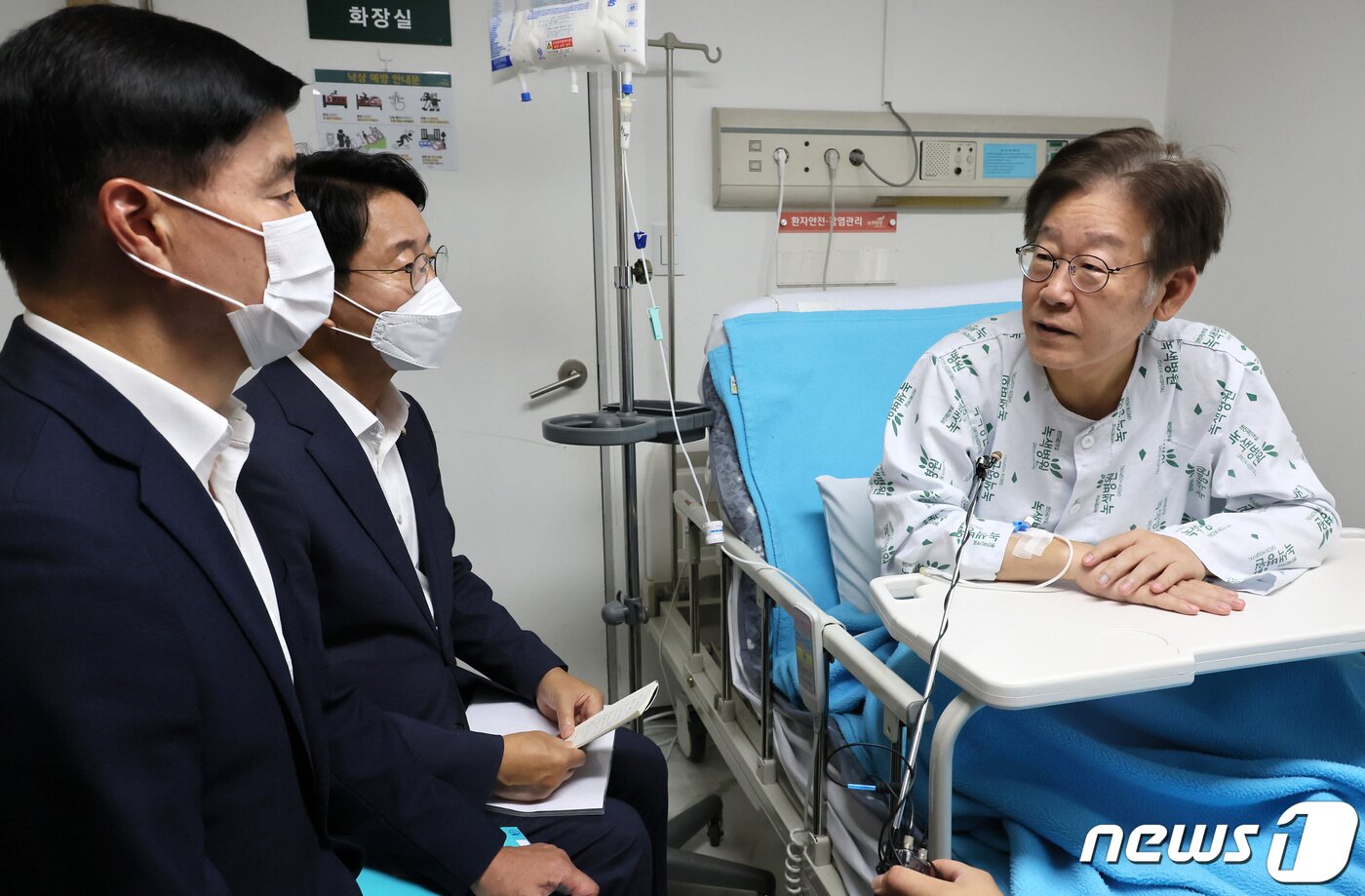 본문 이미지 - 이재명 더불어민주당 대표가 28일 오전 서울 중랑구 녹색병원에서 조정식 사무총장, 이해식 사무부총장과 강서구청장 보궐선거 관련 대화를 하고 있다. (공동취재) 2023.9.28/뉴스1 ⓒ News1 이승배 기자