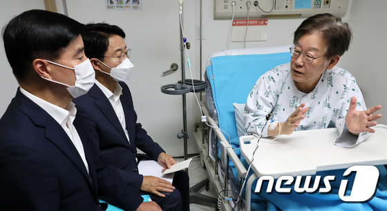 이재명 대표 \'병상에서 강서구청장 보궐선거 대화\'