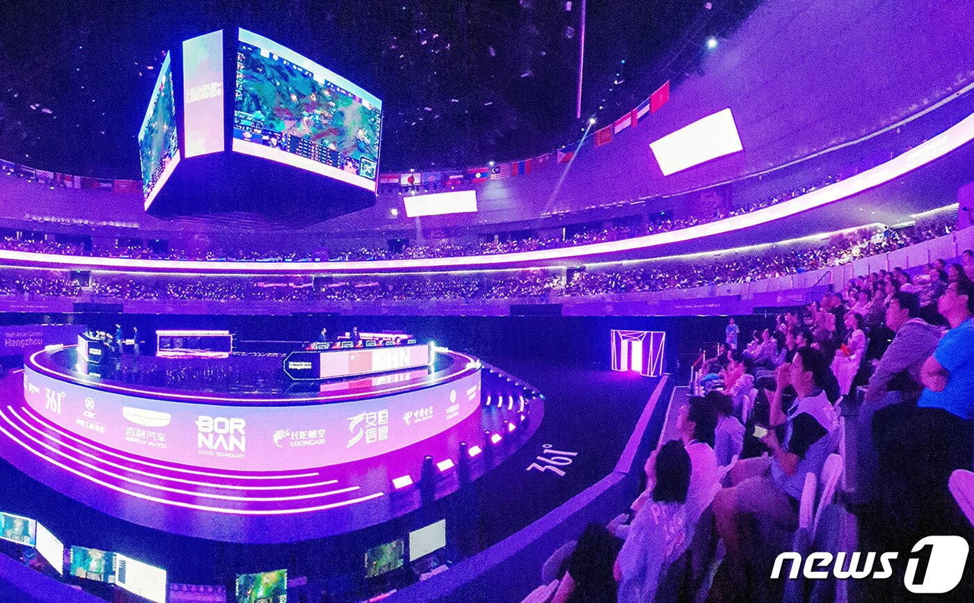 본문 이미지 - 28일 오전 중국 항저우 베이징위안 생태공원 내 e스포츠 주경기장에서 열린 2022 항저우 아시안게임 e스포츠 경기 리그 오브 레전드(LoL) 대한민국과 중국의 준결승전이 펼치고 있다. 대한민국 대표팀은 이날 중국을 상대로 2대0 승리를 거두며 결승 진출에 성공했다.(파노라마 촬영) 2023.9.28/뉴스1 ⓒ News1 민경석 기자