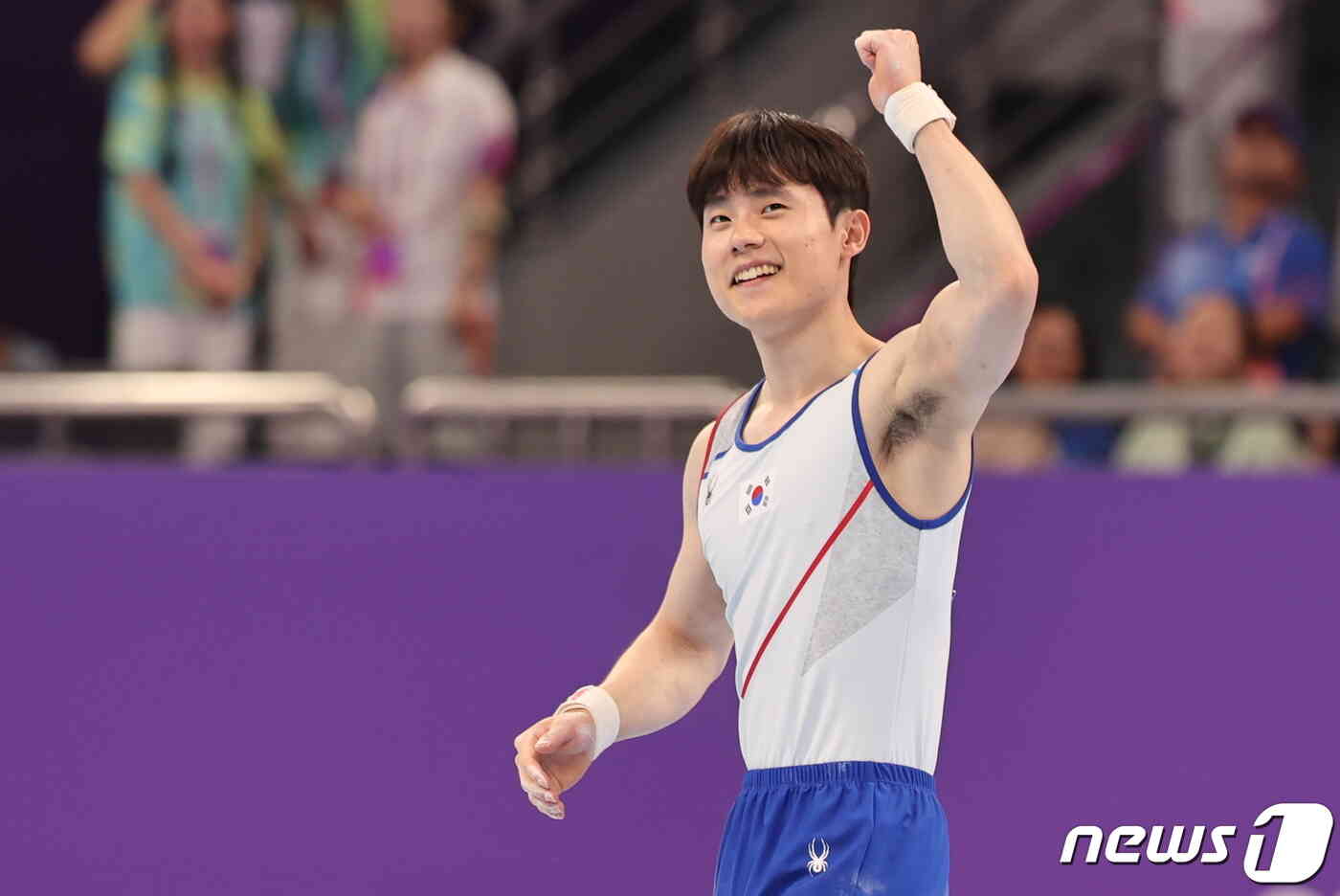 김한솔이 28일 중국 항저우 황롱스포츠센터 체육관에서 열린 2022 항저우 아시안게임 기계체조 남자 개인종목별 결승 경기에서 마루 연기를 마친 후 만족스러운 표정을 지으며 주먹을 들어보이고 있다. 2023.9.28/뉴스1 © News1 유승관 기자